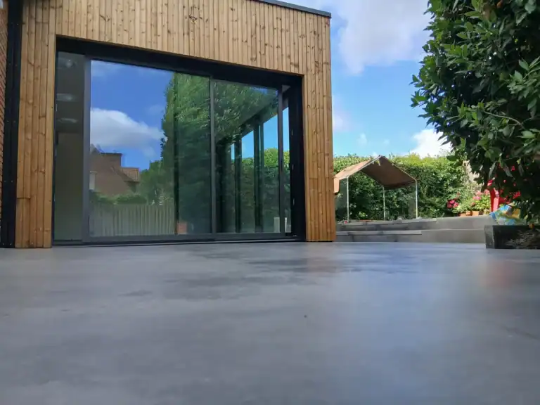 Un chantier fini, belle terrasse devant une baie vitrée.